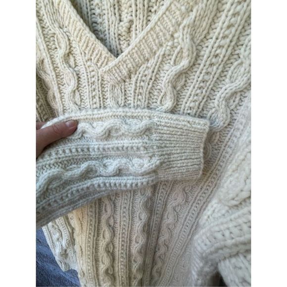 100% Virgin wool size Large V neck oversized sweater from Ecuador - Picture 3 of 5